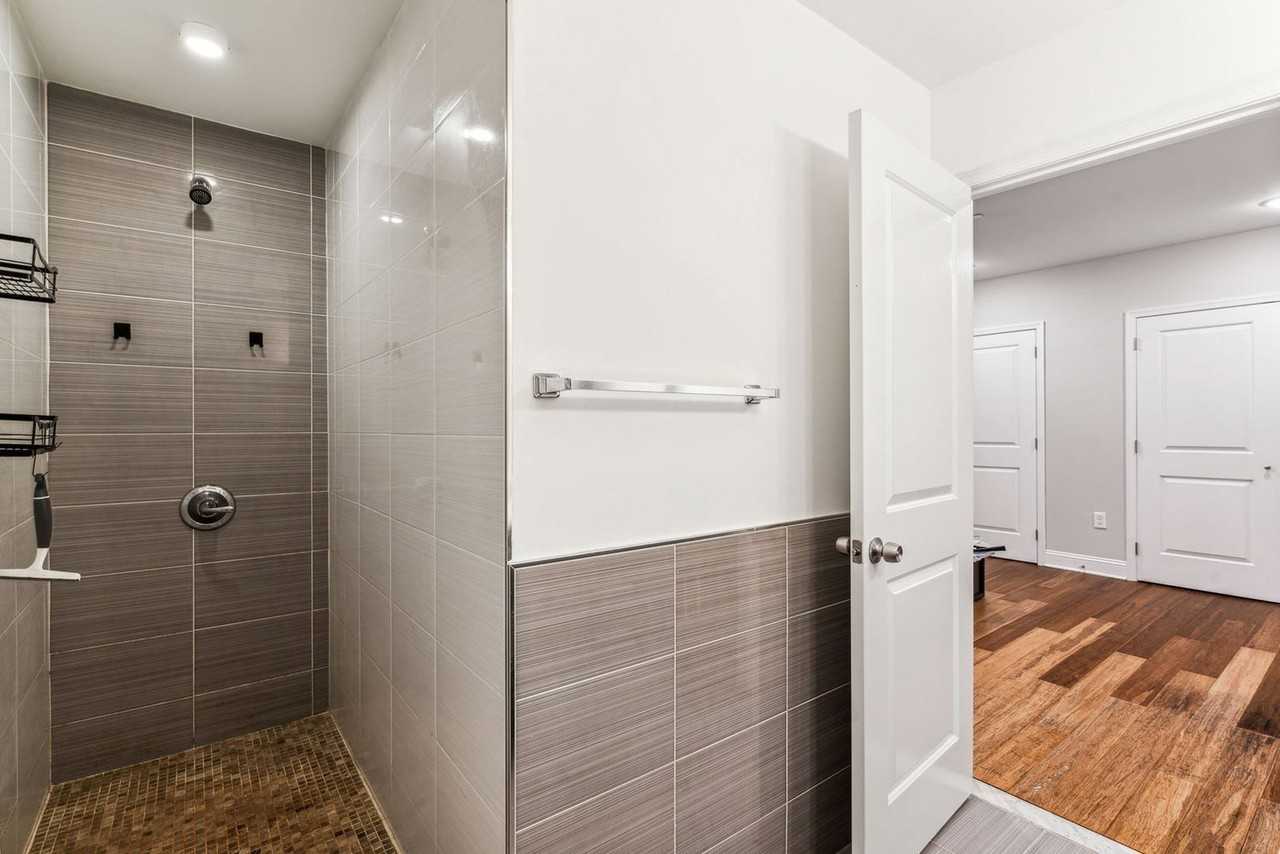1721 Pine St #B - Photo 5 of 34