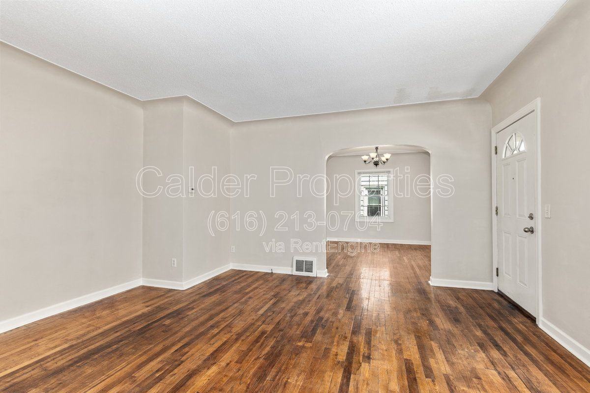 1031 Merrifield St Se - Photo 4 of 42