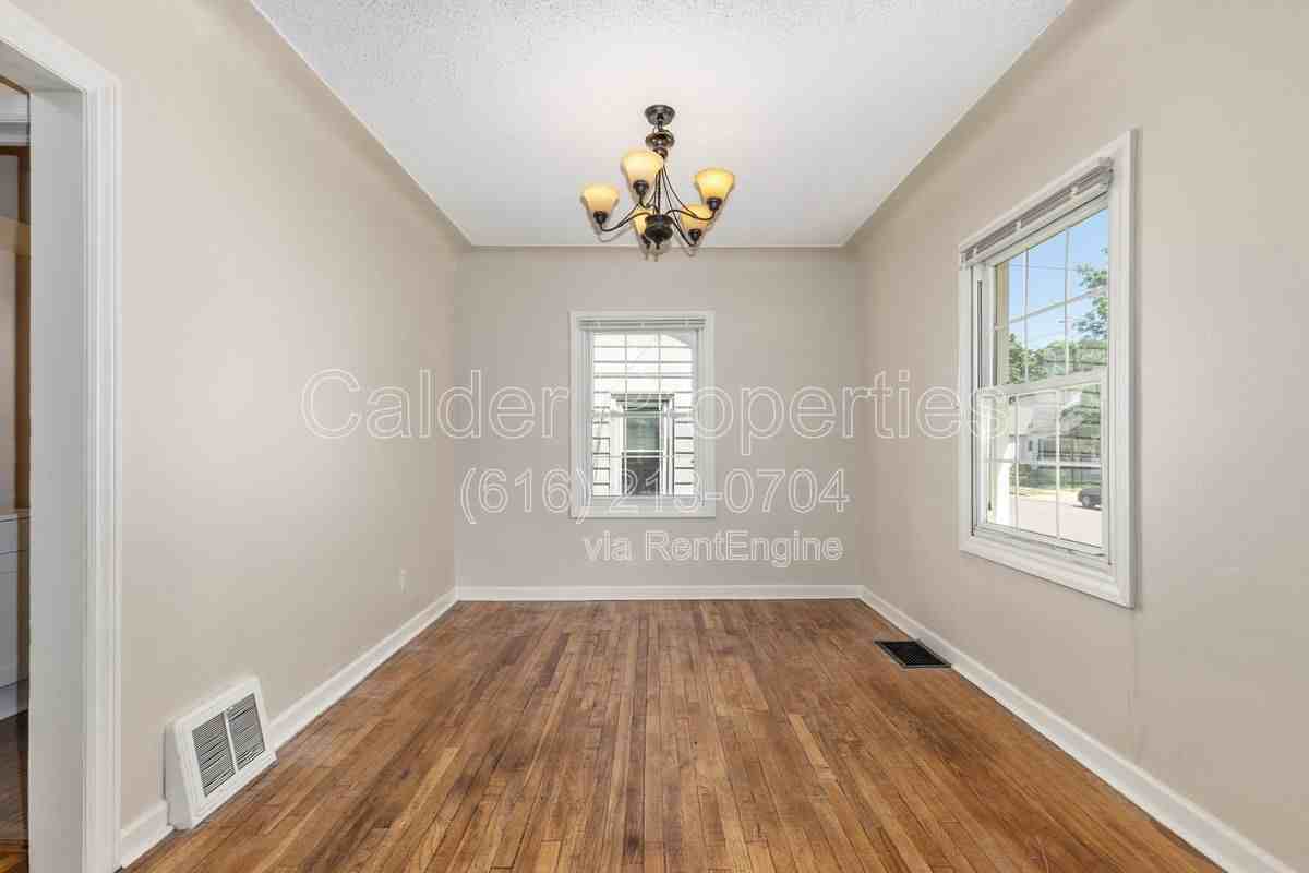 1031 Merrifield St Se - Photo 5 of 42