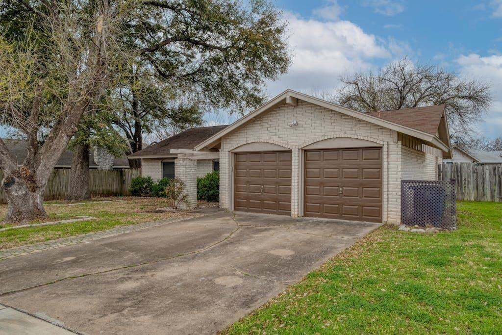 6502 Bridgewater Cv - Photo 3 of 31
