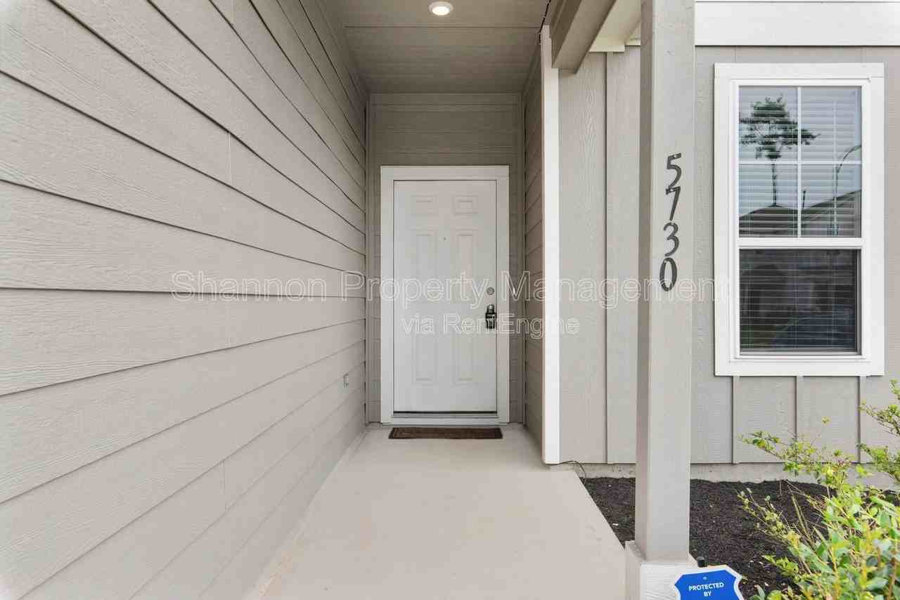 5730 Finely Run St - Photo 4 of 33