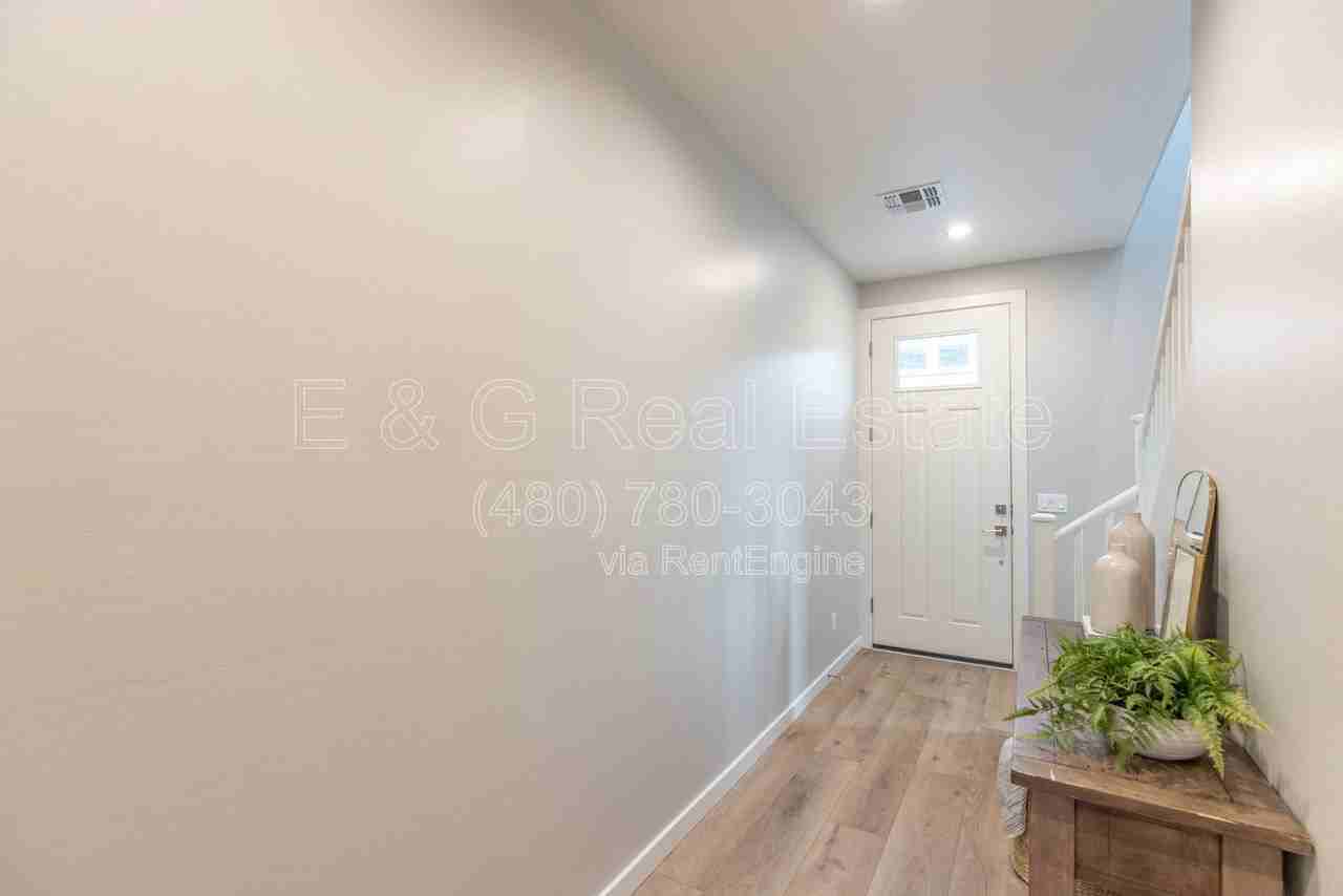 3705 E Flower St - Photo 4 of 25