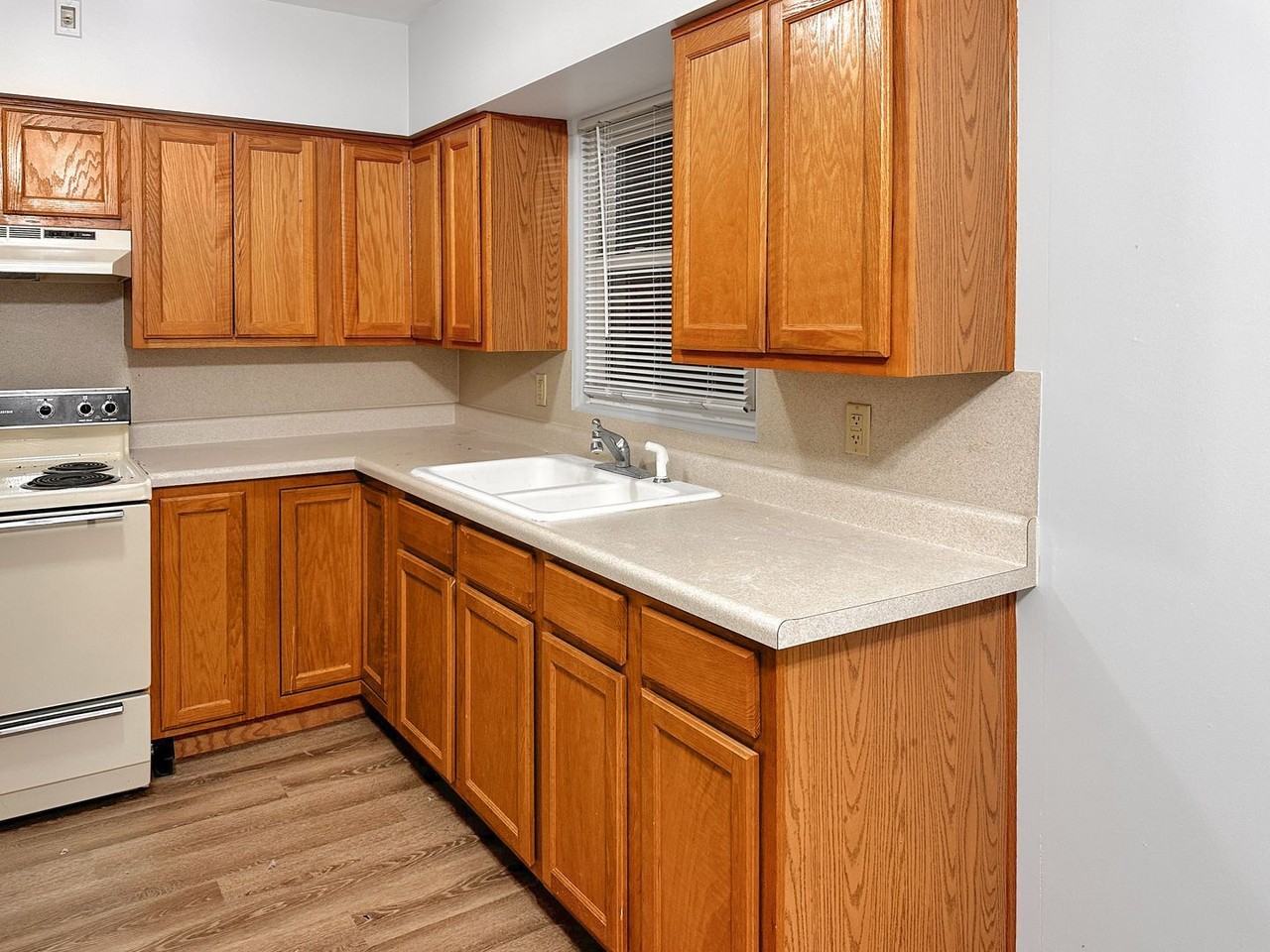 2725 S Burdick St - Photo 3 of 7