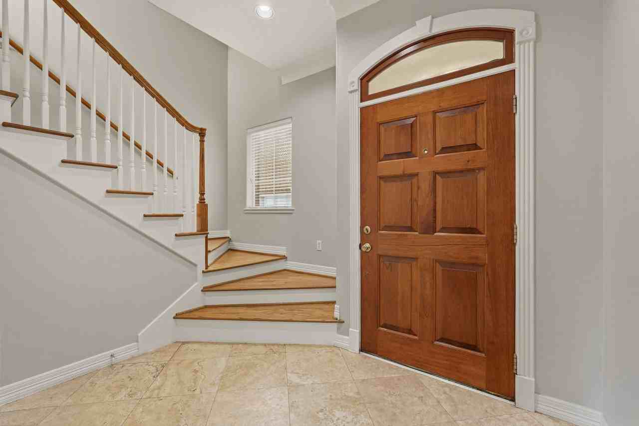 822 Stuart St - Photo 5 of 27