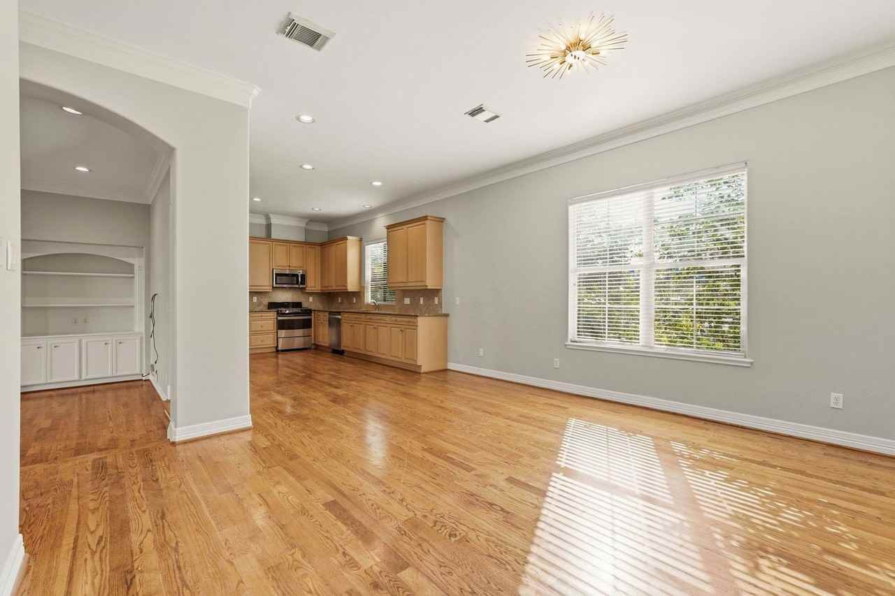 822 Stuart St - Photo 7 of 27