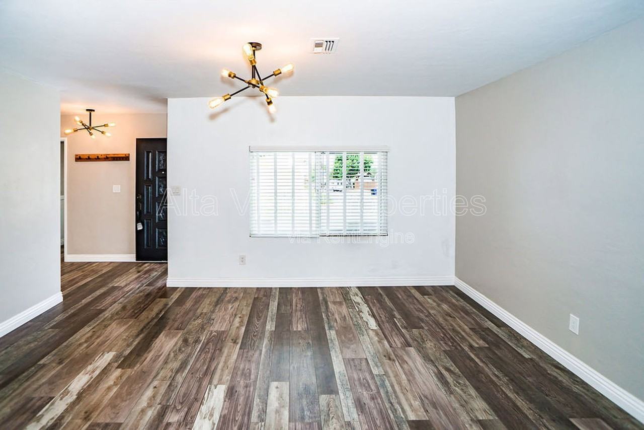 2127 Burgener Blvd - Photo 5 of 31