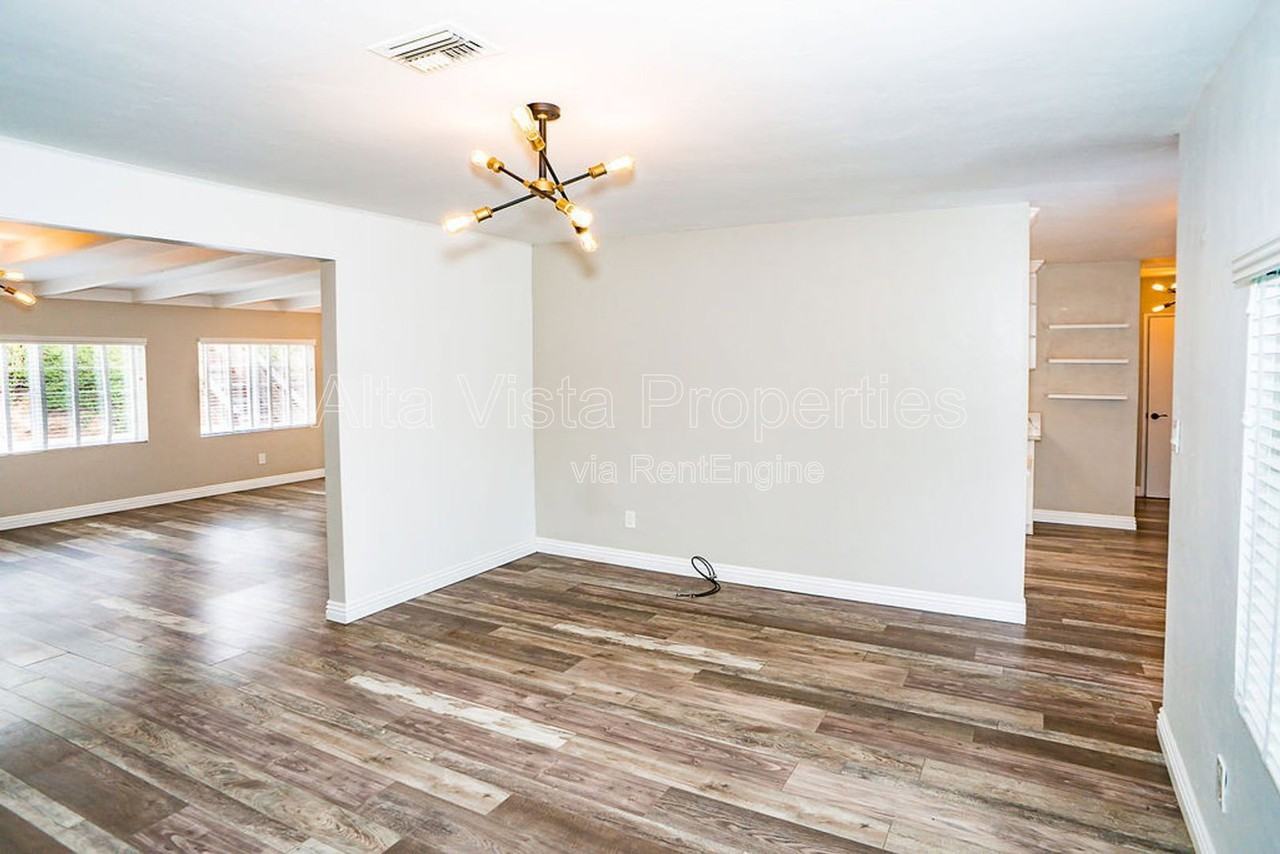 2127 Burgener Blvd - Photo 6 of 31