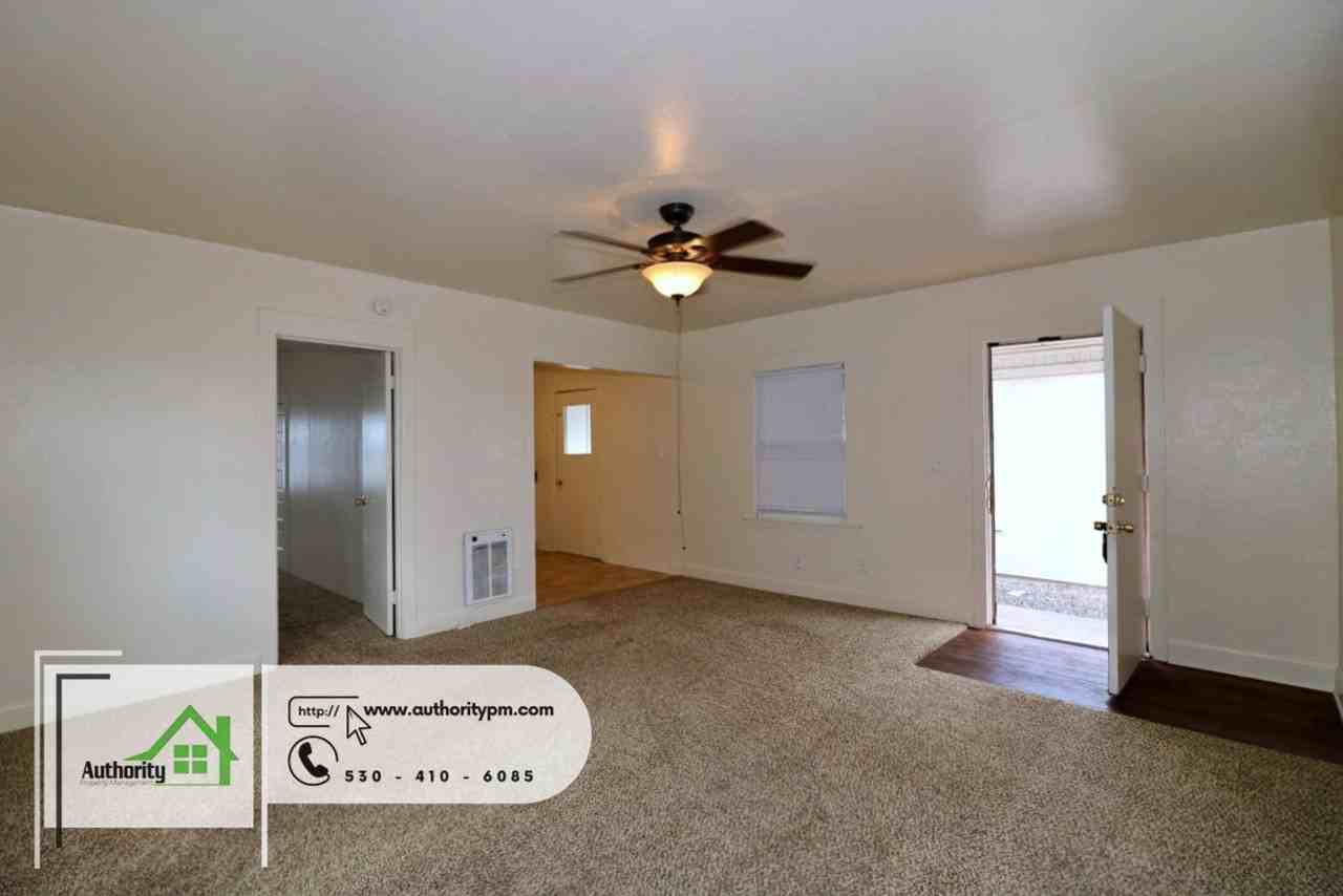2124 Pine St - Photo 4 of 10