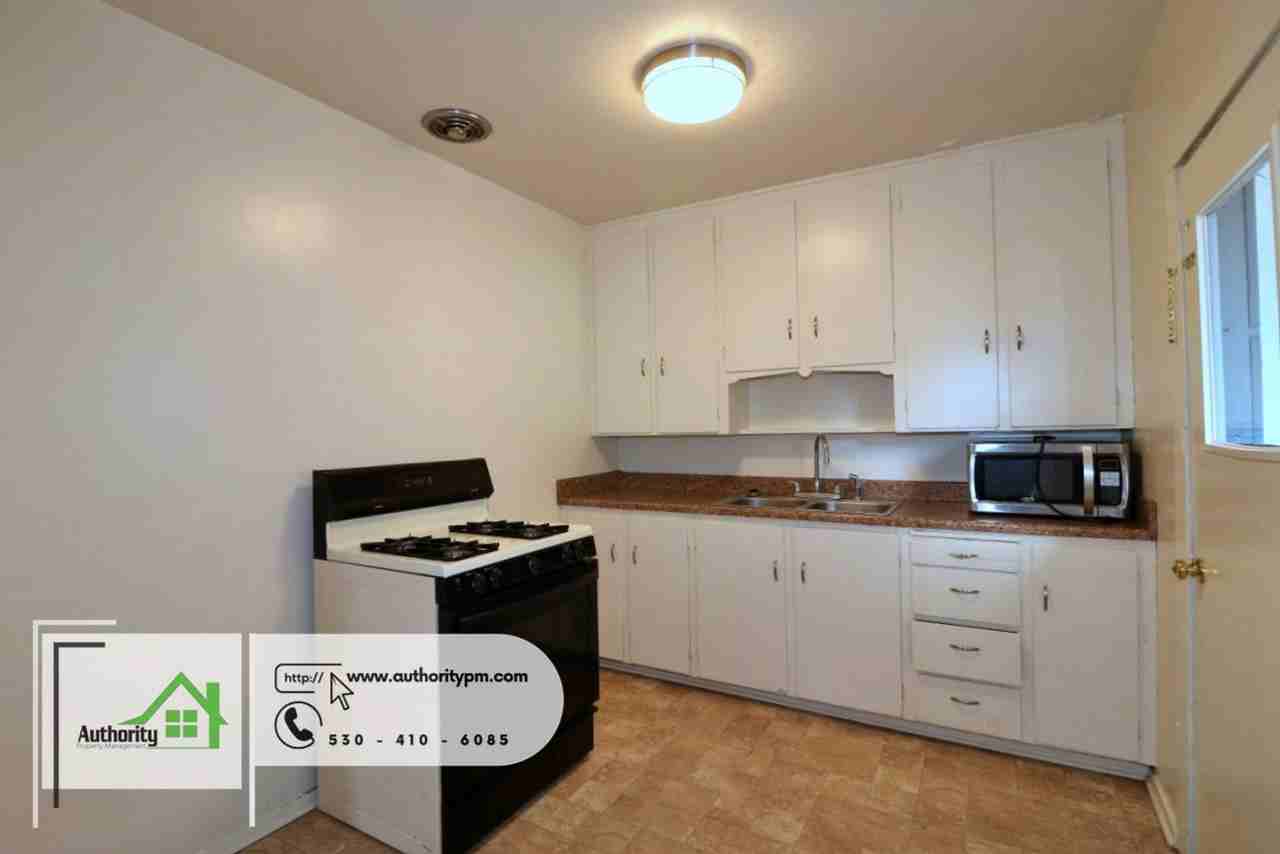 2124 Pine St - Photo 5 of 10