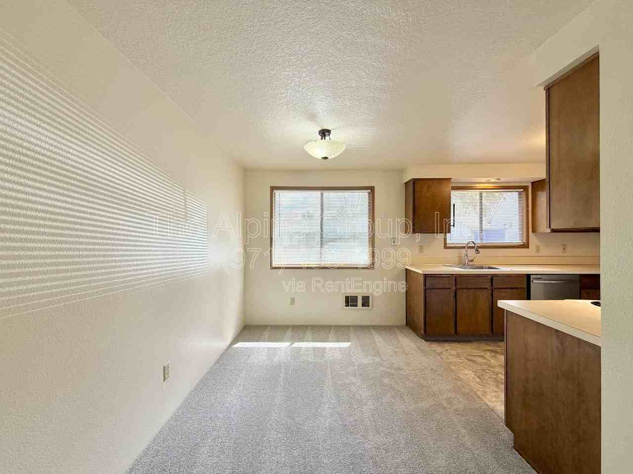 240 Ne 143rd Ave - Photo 7 of 29