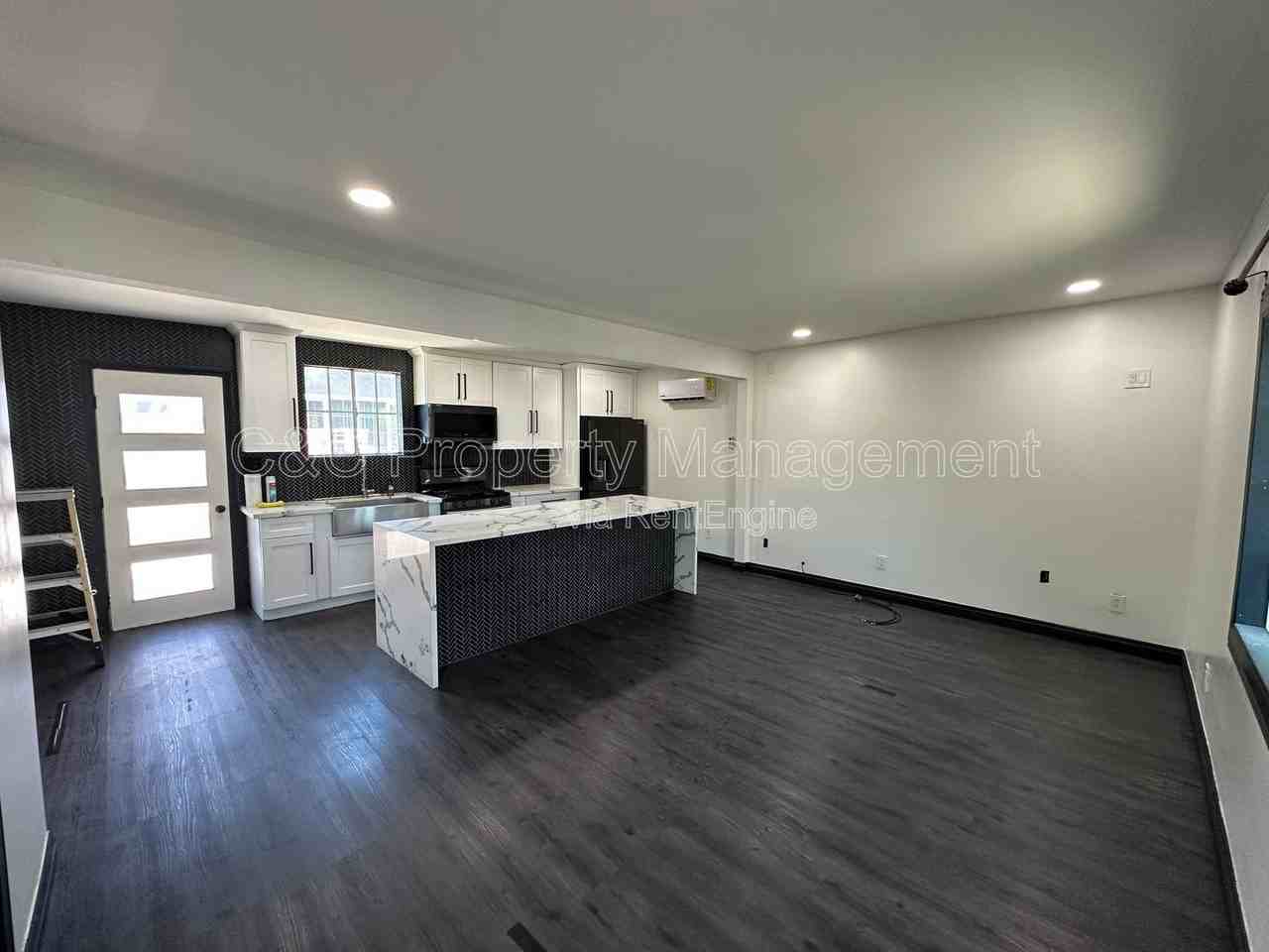 1205 E 4th St - Photo 2 of 10