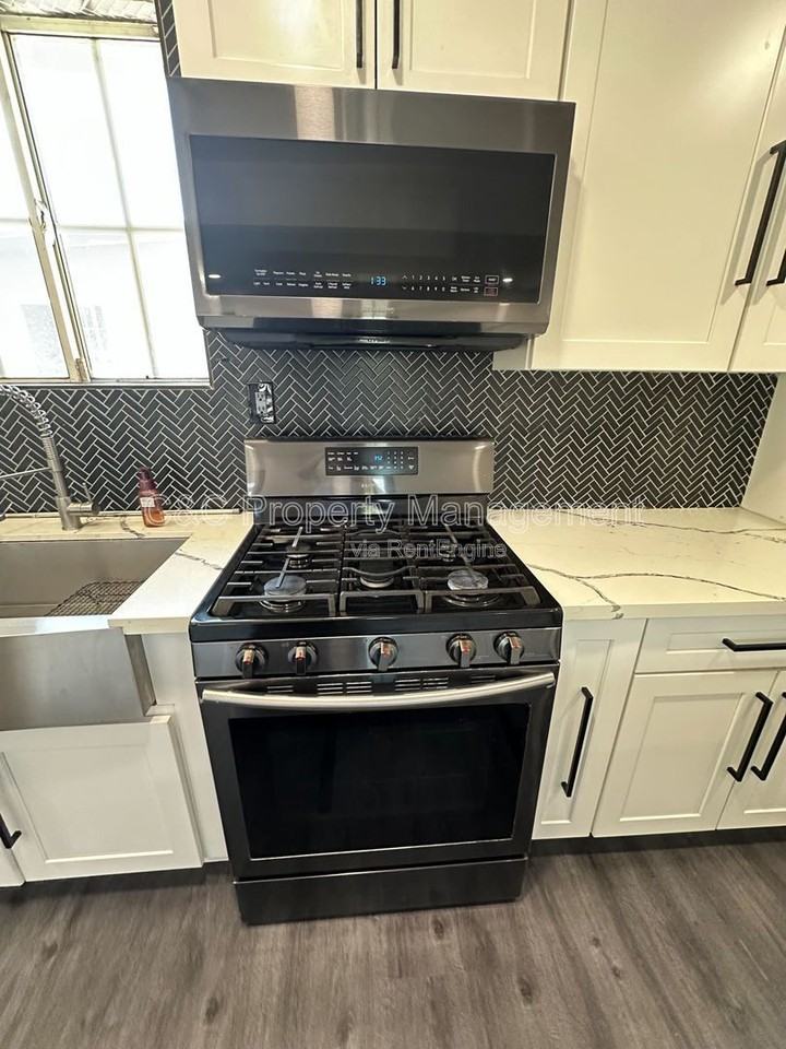 1205 E 4th St - Photo 5 of 10