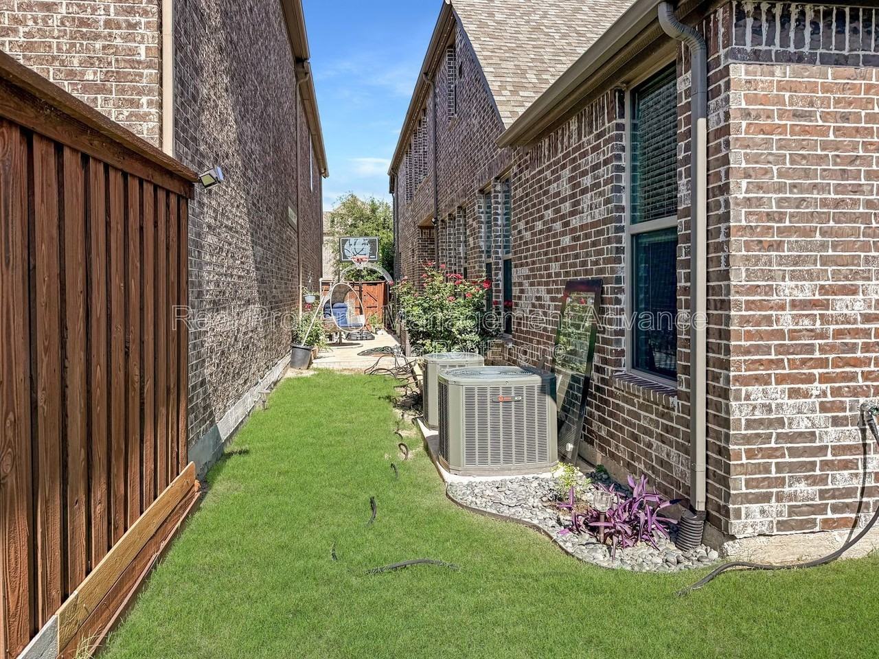 9209 Guadalupe St - Photo 4 of 22