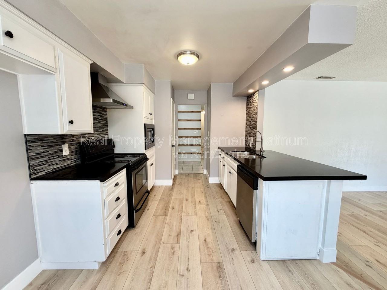 5694 N 9th St - Photo 3 of 20