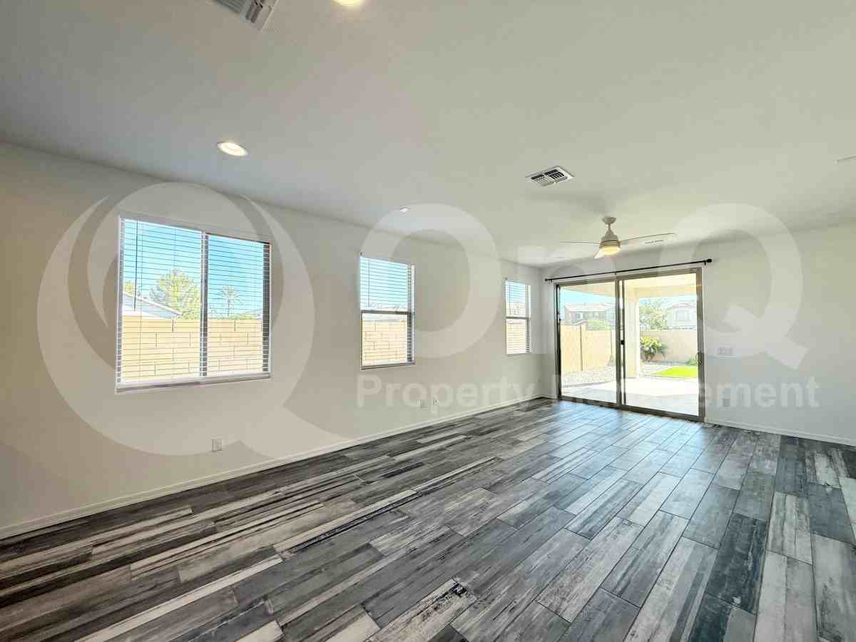 349 E Hawaii Dr - Photo 4 of 24