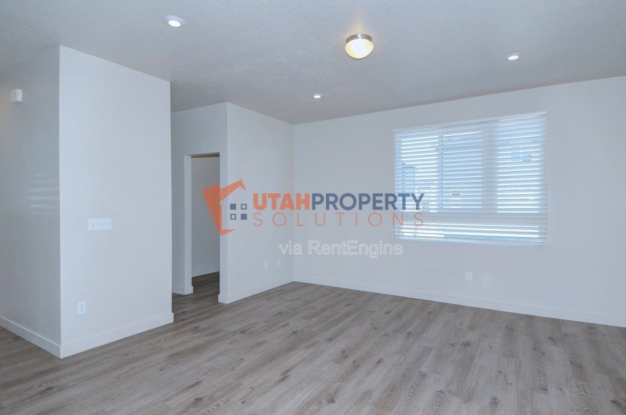 1025 W 400 S - Photo 7 of 38