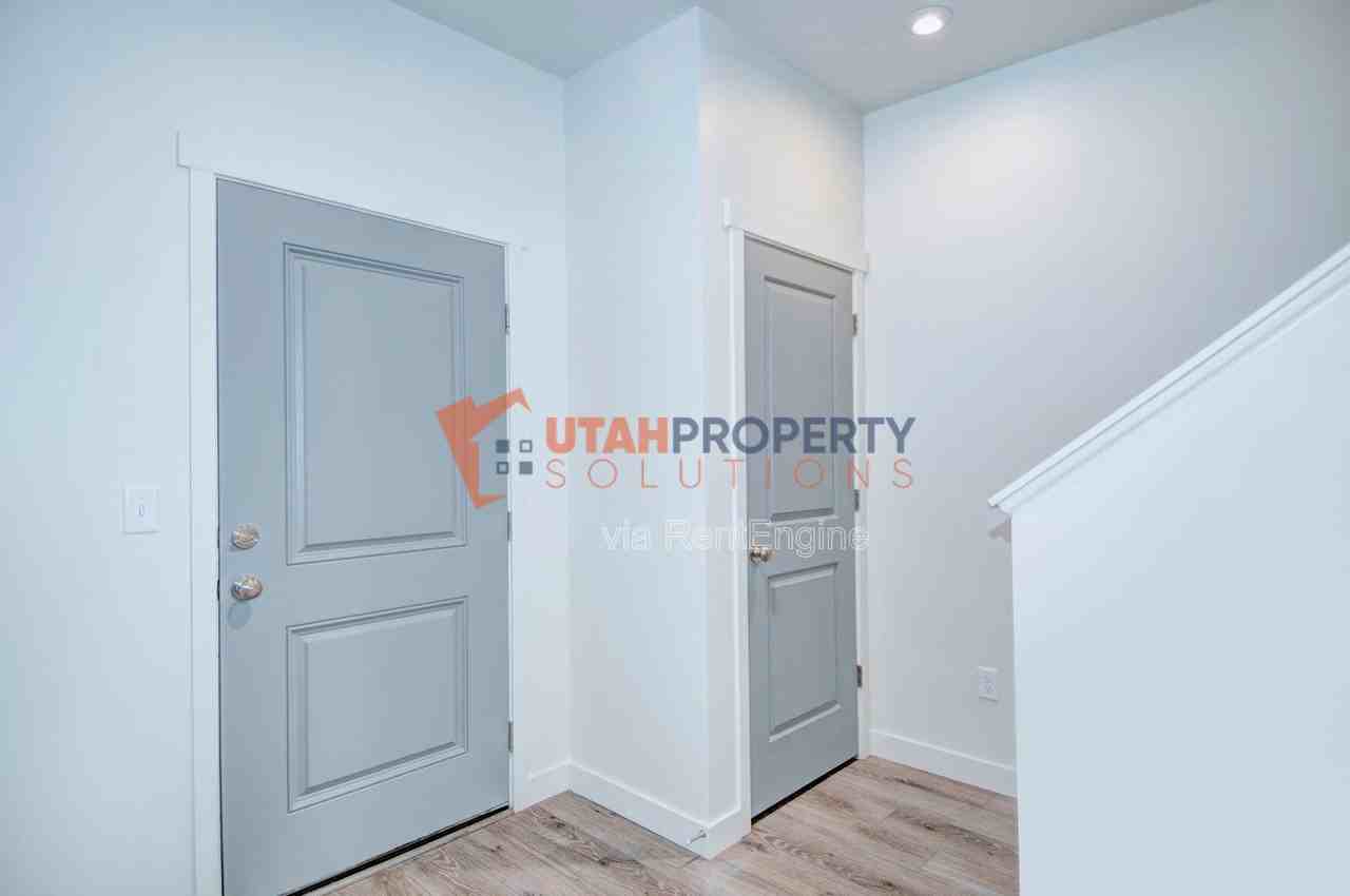 963 W 540 S - Photo 2 of 32
