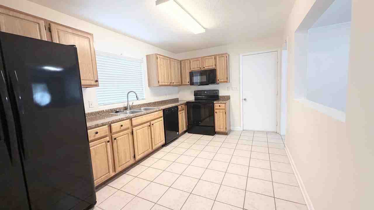 3211 San Pedro Ln - Photo 4 of 19
