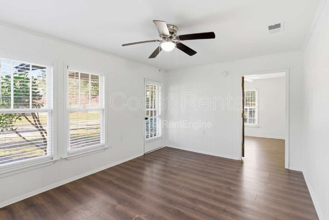20 Martha Ave - Photo 7 of 33