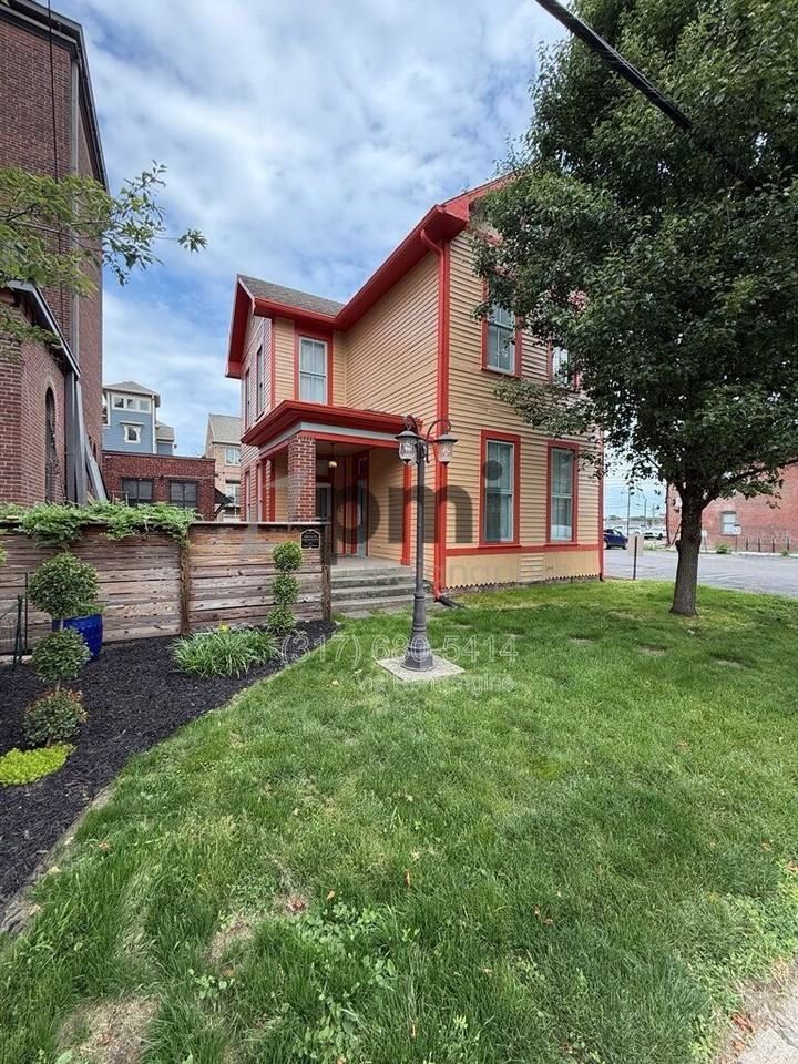 233 N East St - Photo 5 of 47