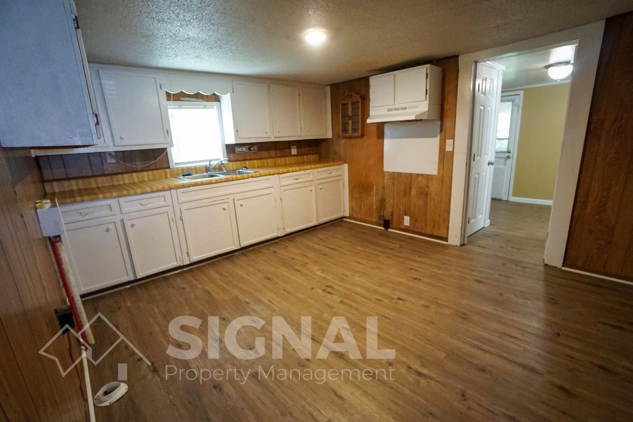 1405 6th Ave - Photo 5 of 16
