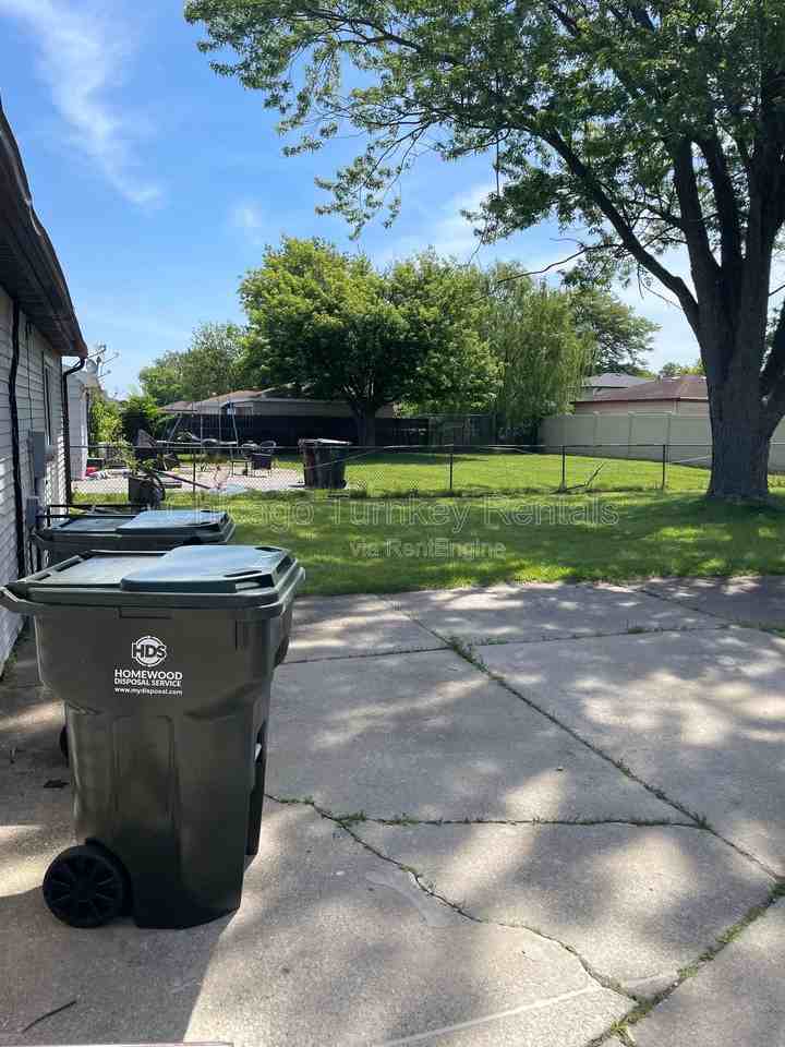 3900 171st St - Photo 4 of 26