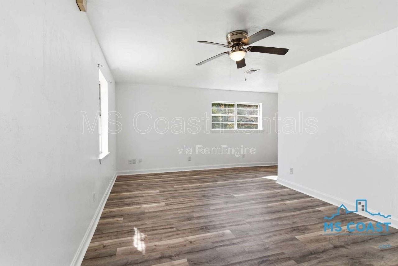 3007 Meteor St - Photo 3 of 19