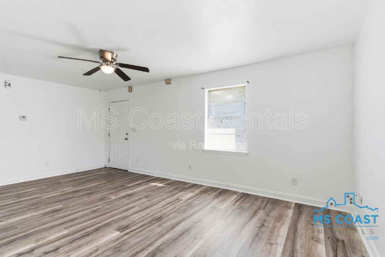3007 Meteor St - Photo 4 of 19