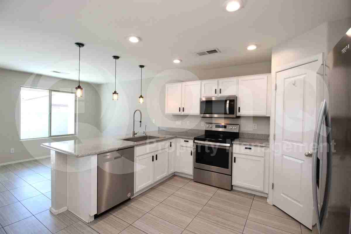 1877 W Overland St - Photo 5 of 22