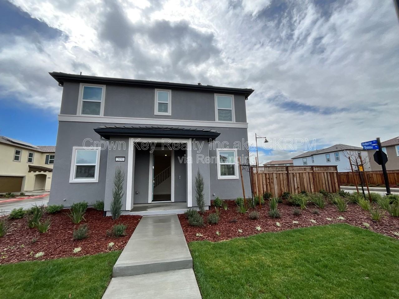 2090 Daimler St - Photo 2 of 21