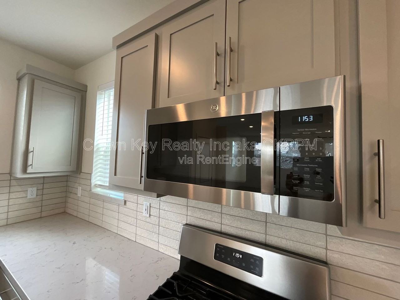 2090 Daimler St - Photo 3 of 21