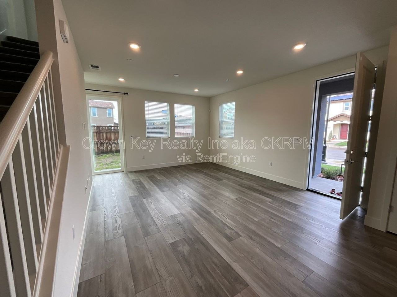 2090 Daimler St - Photo 4 of 21