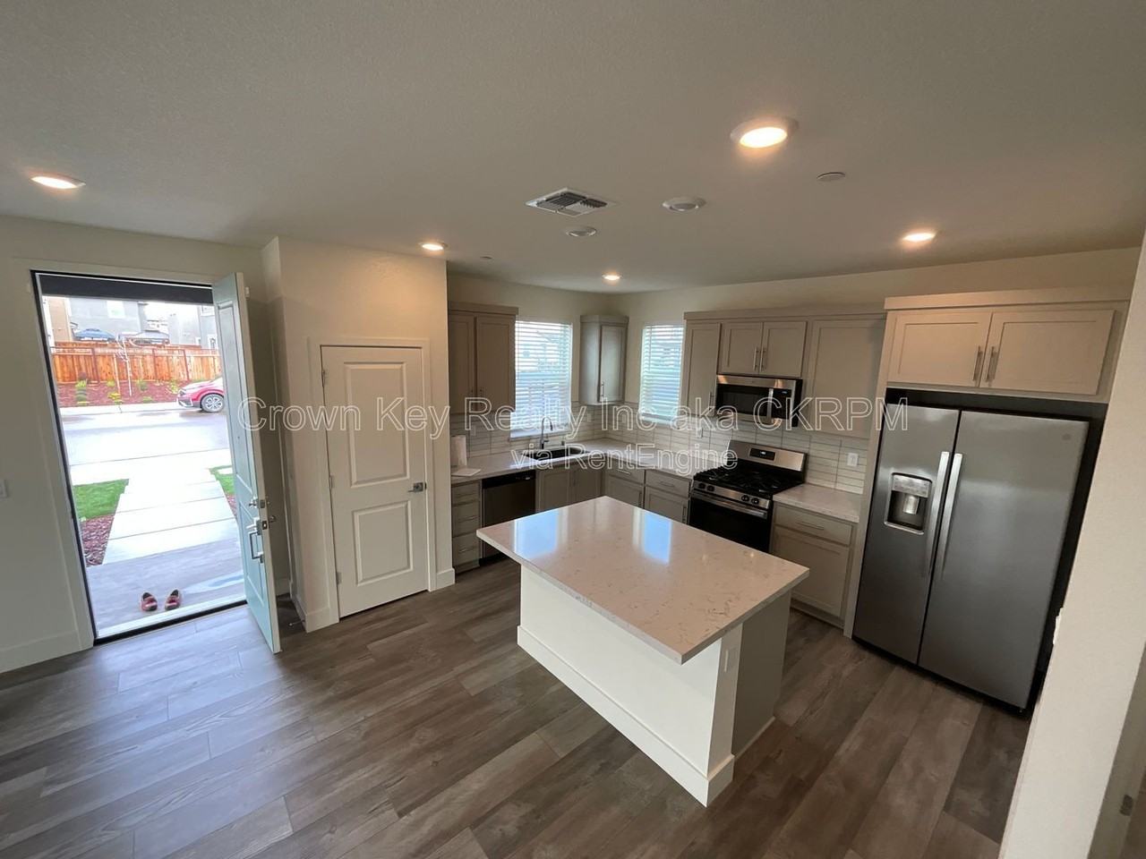 2090 Daimler St - Photo 5 of 21