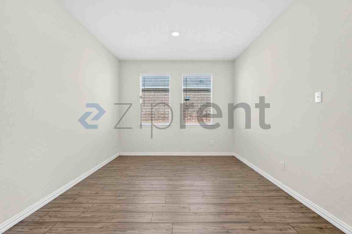 2130 Clarion Dr - Photo 6 of 39