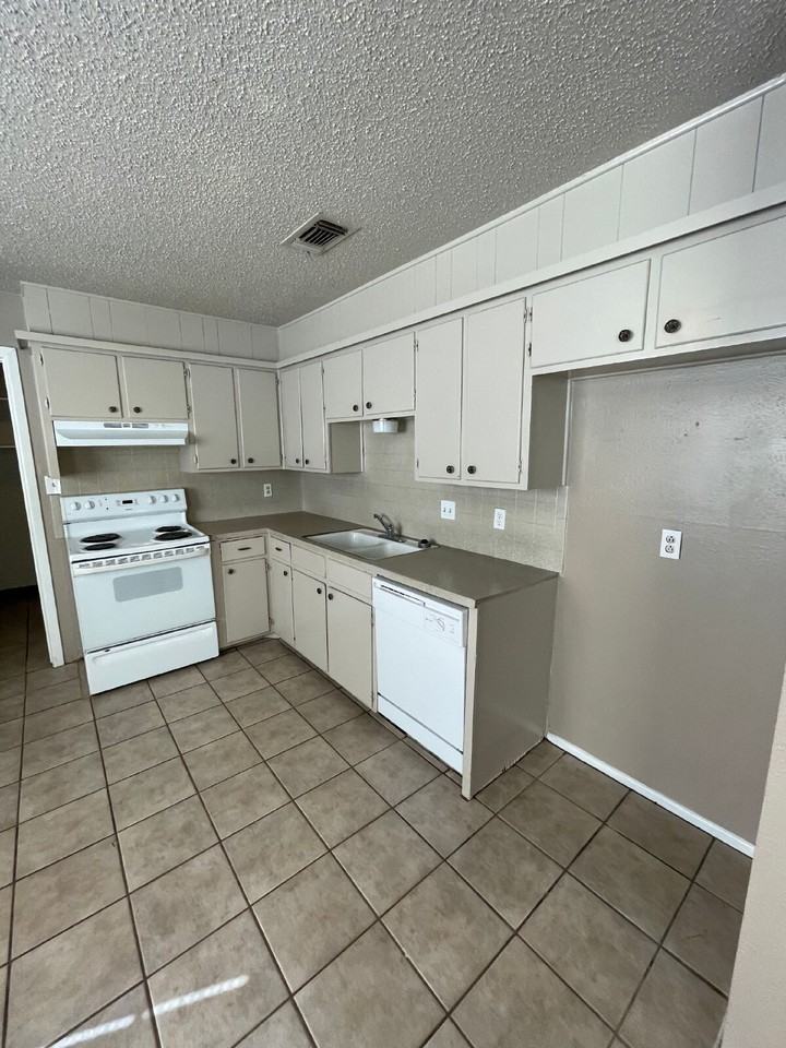 5407 24th St - Photo 3 of 10