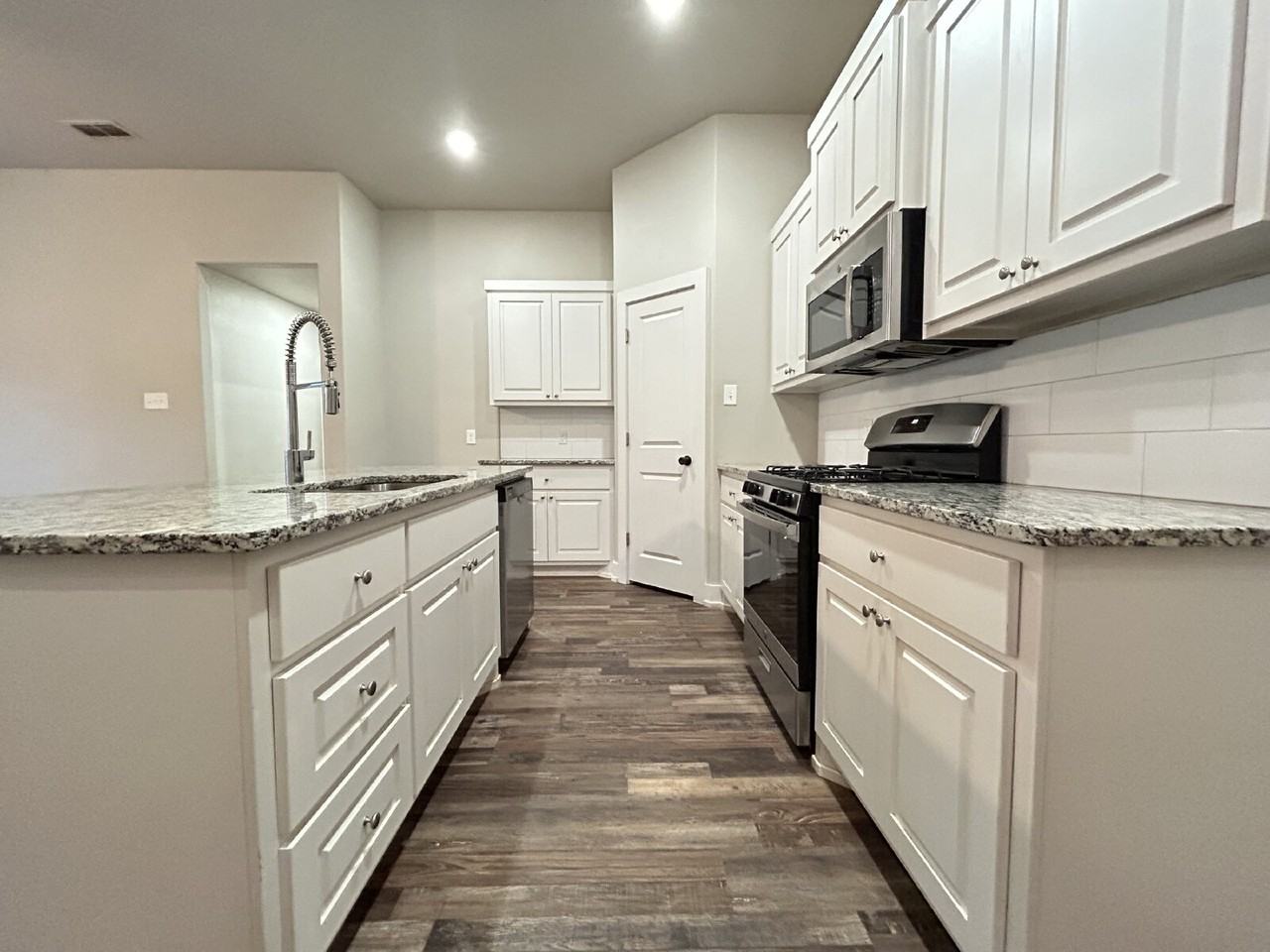 1403 15th St - Photo 4 of 9