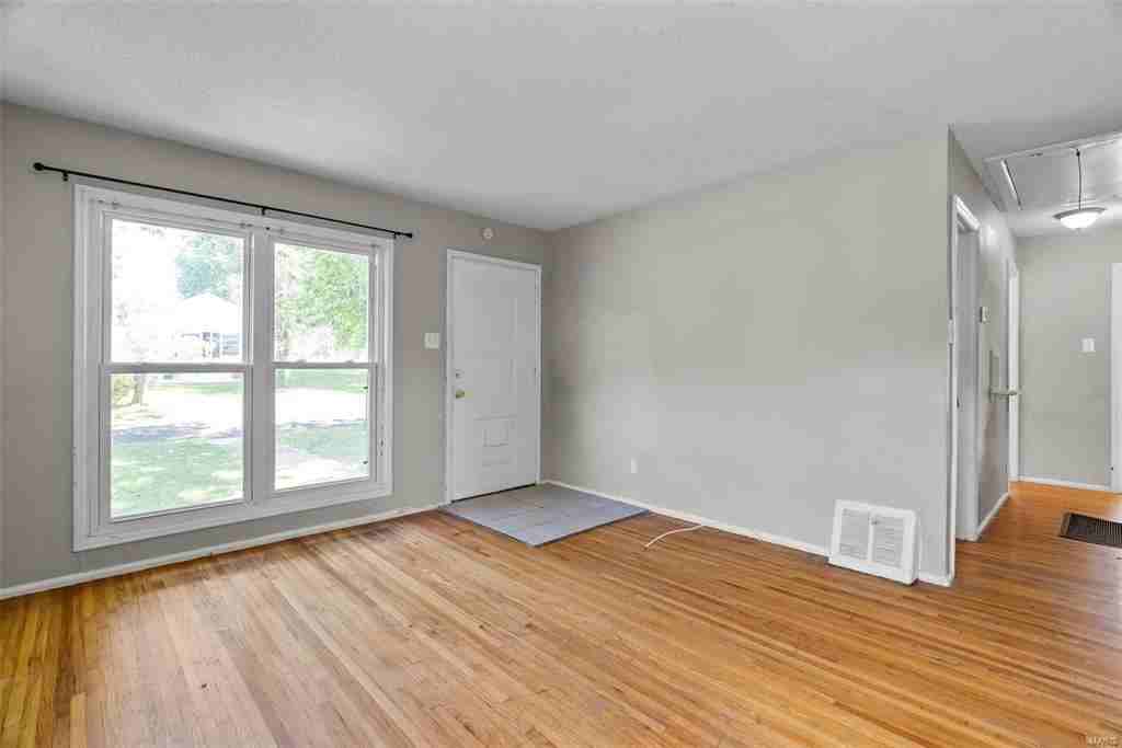 301 Estridge Rd - Photo 4 of 17