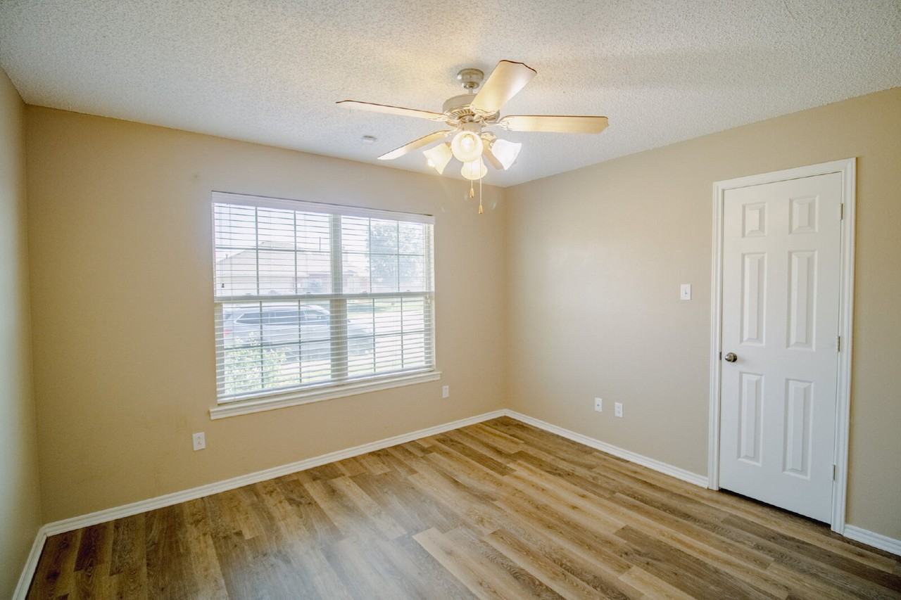 6505 8th St - Photo 4 of 10