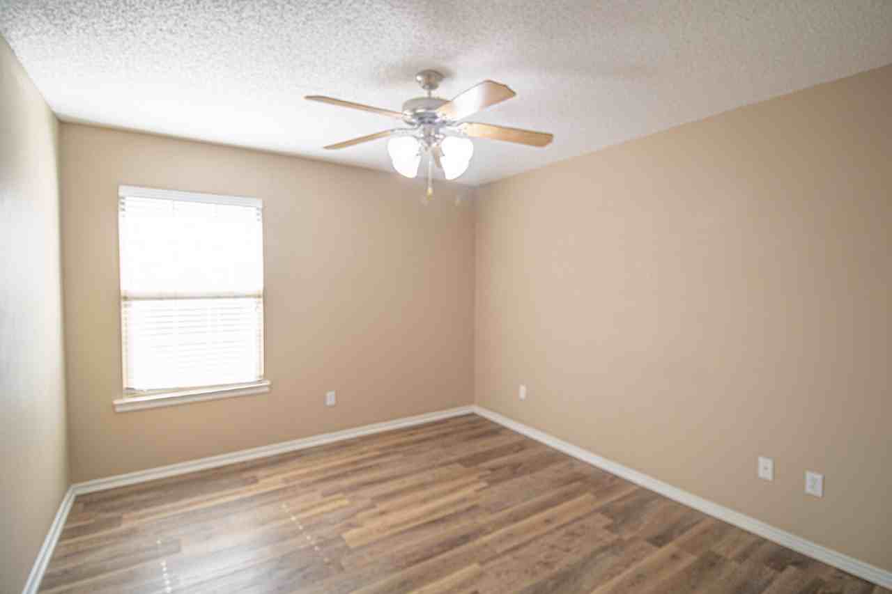 6505 8th St - Photo 5 of 10