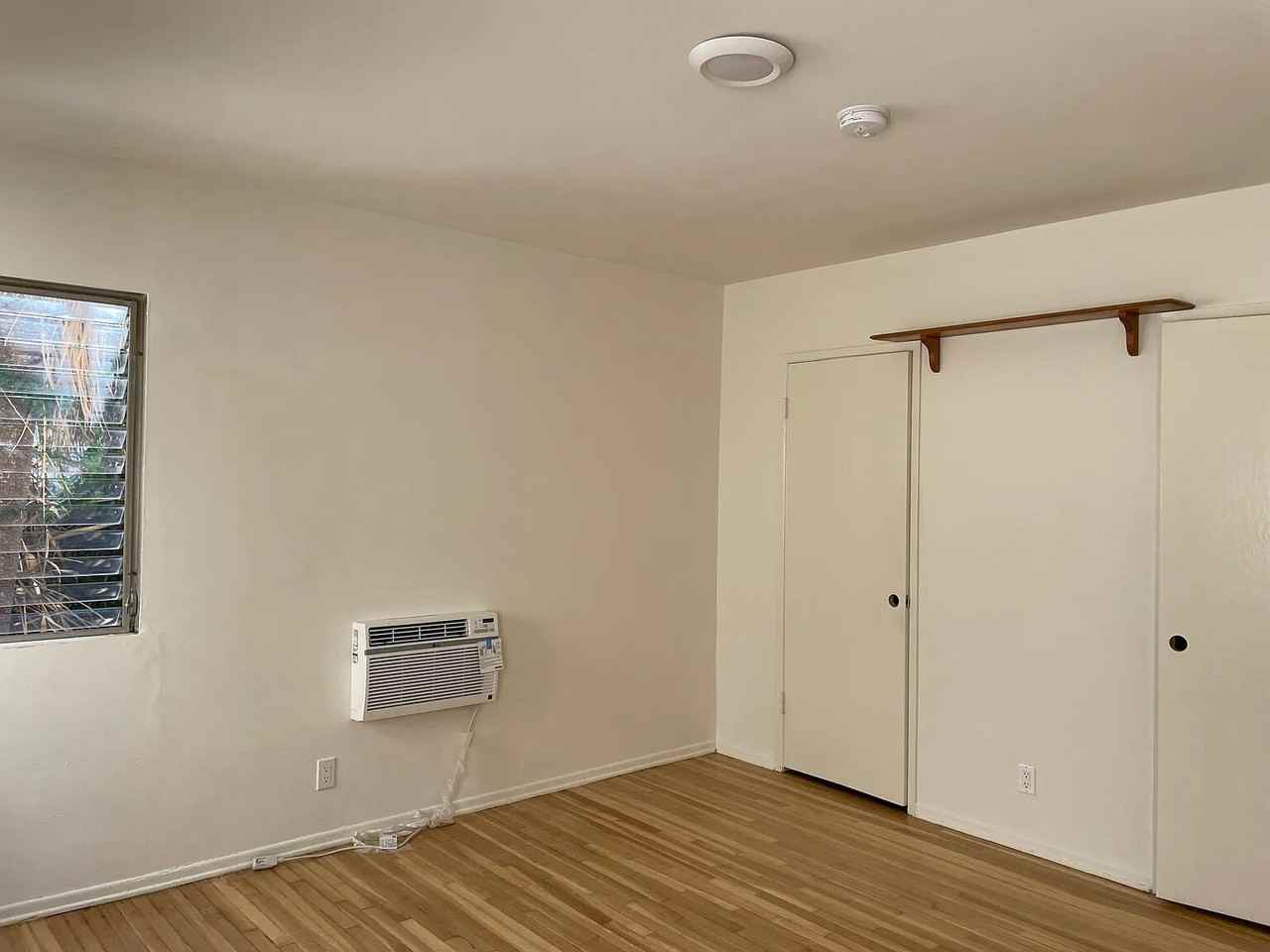 4221 Longridge Ave - Photo 6 of 8