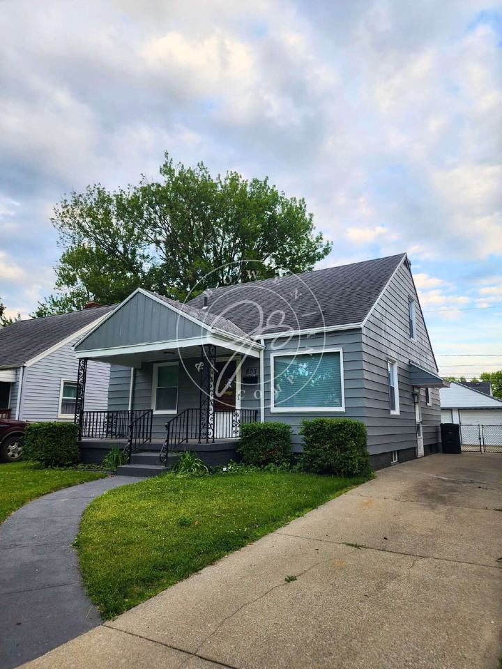 803 Mayfair Blvd - Photo 3 of 32
