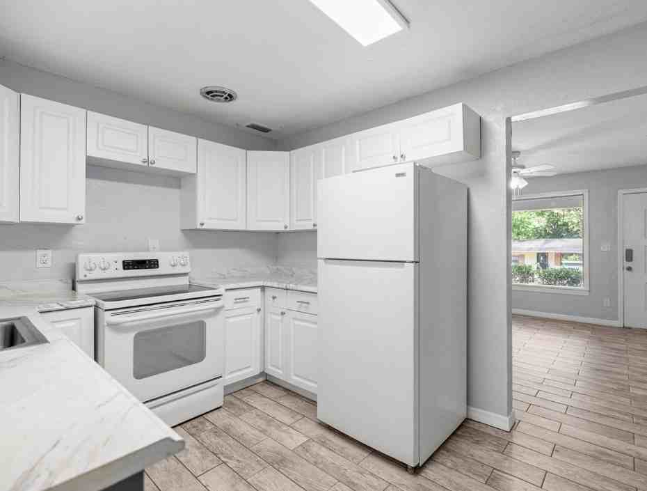 929 Se 9th Pl #NA - Photo 2 of 11