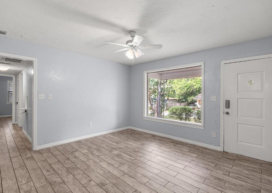 929 Se 9th Pl #NA - Photo 3 of 11