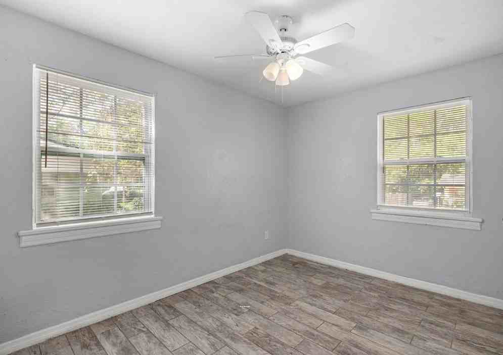 929 Se 9th Pl #NA - Photo 6 of 11