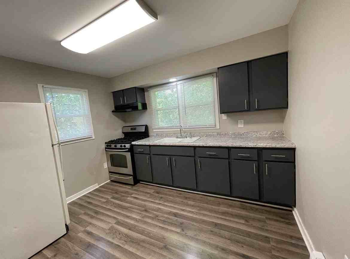 800 Clark St #C - Photo 4 of 6