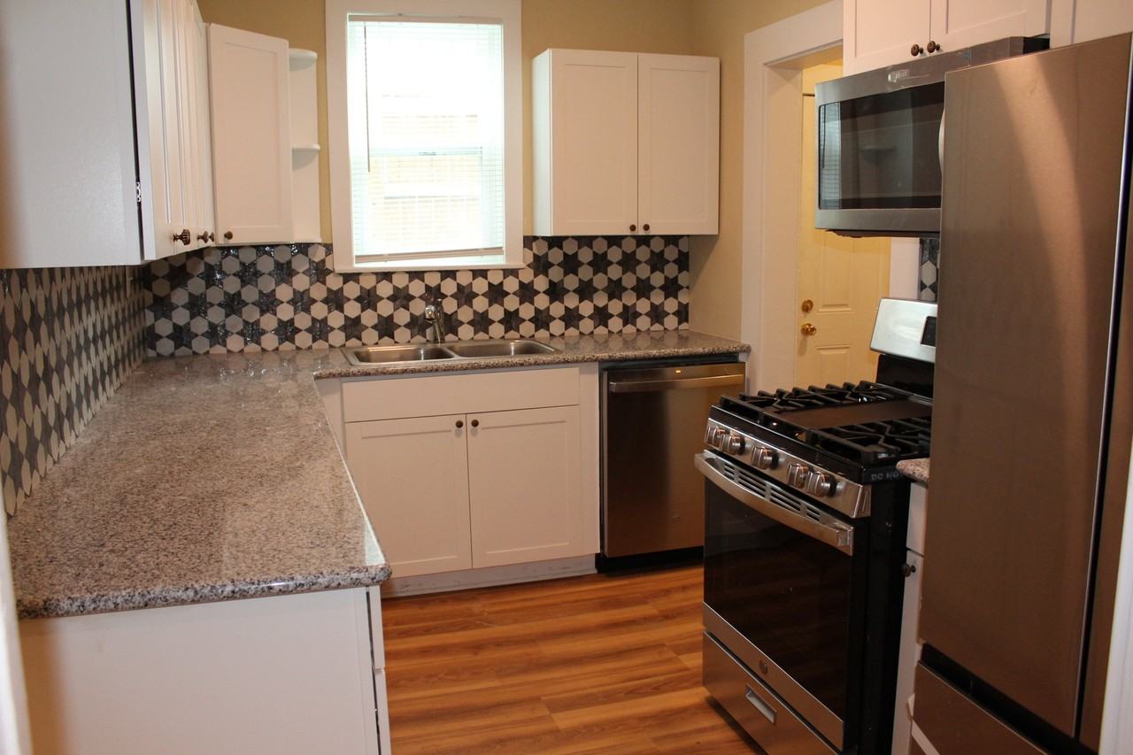 404 W Franklin St - Photo 6 of 14