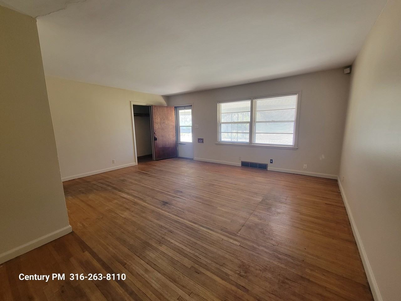 4906 E 9th St N - Photo 3 of 13