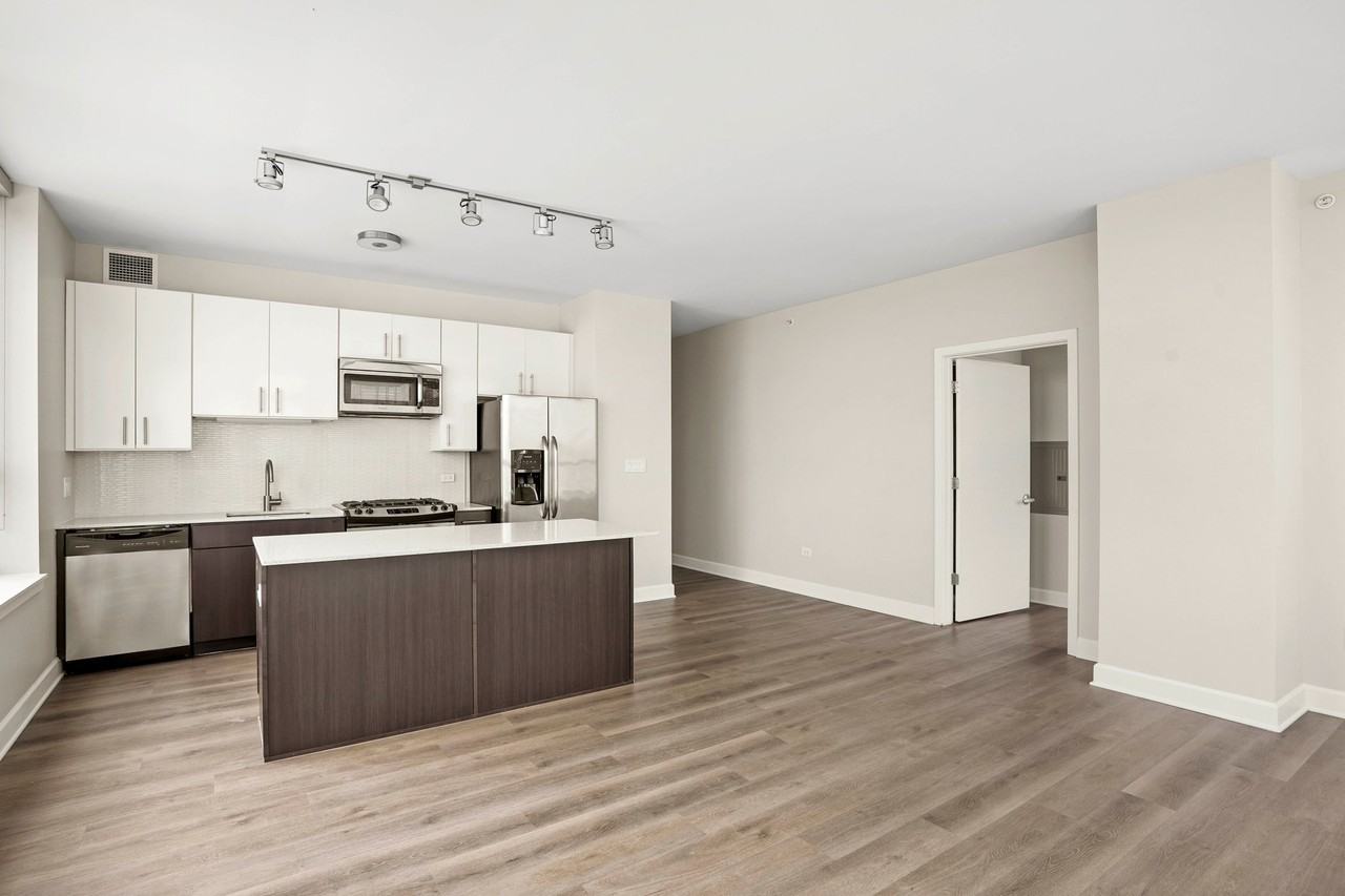 756 W Adams St - Photo 2 of 15