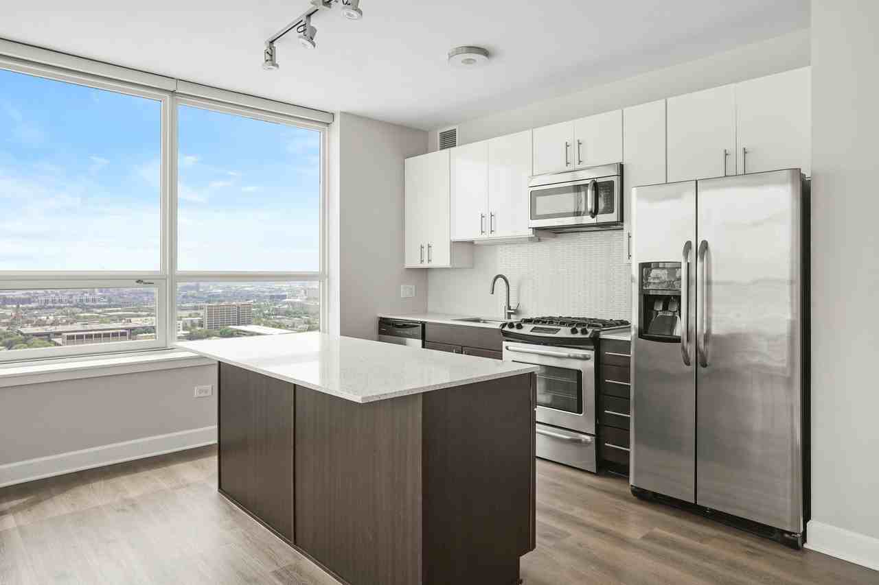 756 W Adams St - Photo 5 of 15