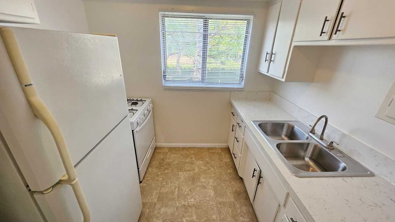 8315 Clinton St #6 - Photo 4 of 8